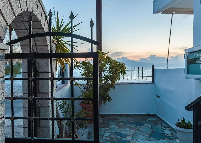 On The - Akroyali Family *